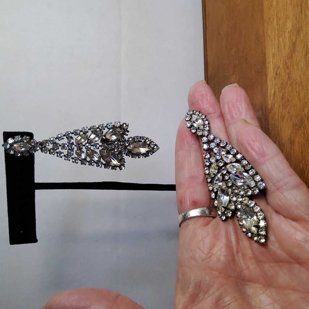 Dramatic Dangle Rhinestone Drop Earrings. - Picture 5 of 5